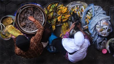 makanankerajinan 1 berjualan tempe bengukjpg