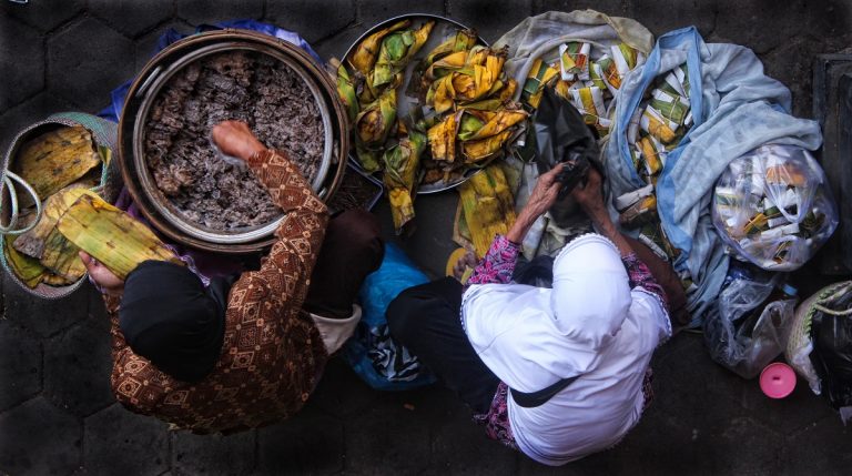 makanankerajinan 1 berjualan tempe bengukjpg