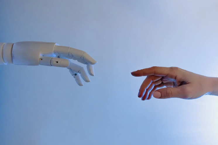 Tangan robot dan tangan manusia