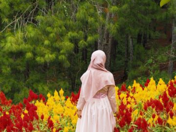 gambar wanita berhijab dan bunga 26 e1664458911864