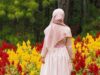 gambar wanita berhijab dan bunga 26 e1739109812626