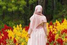 gambar wanita berhijab dan bunga 26 e1739109812626