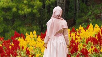 gambar wanita berhijab dan bunga 26 e1739109812626