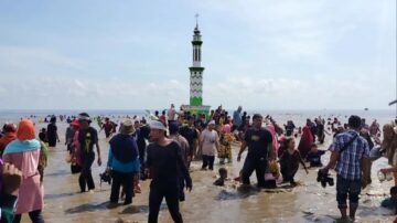 Festival Air Hitam Laut atau Mandi Safar di Tanjung Jabug Timur Jambi e1667315055435
