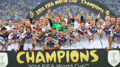 pemain jerman merayakan dengan trofi piala dunia setelah memenangkan 140714121220 704 e1669025320228