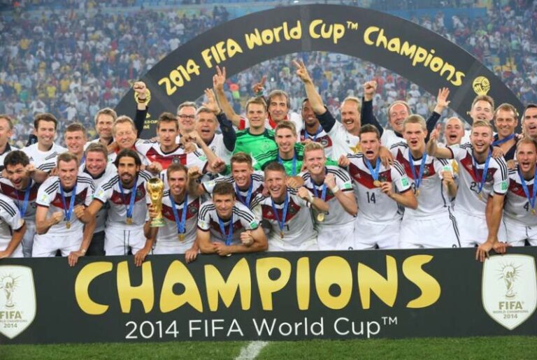 pemain jerman merayakan dengan trofi piala dunia setelah memenangkan 140714121220 704 e1669025320228