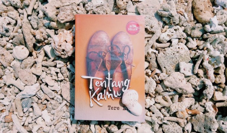 Resensi Novel Tentang Kamu: Belajar Kehidupan Dari Sri Ningsih, Sang Perempuan Welas Asih