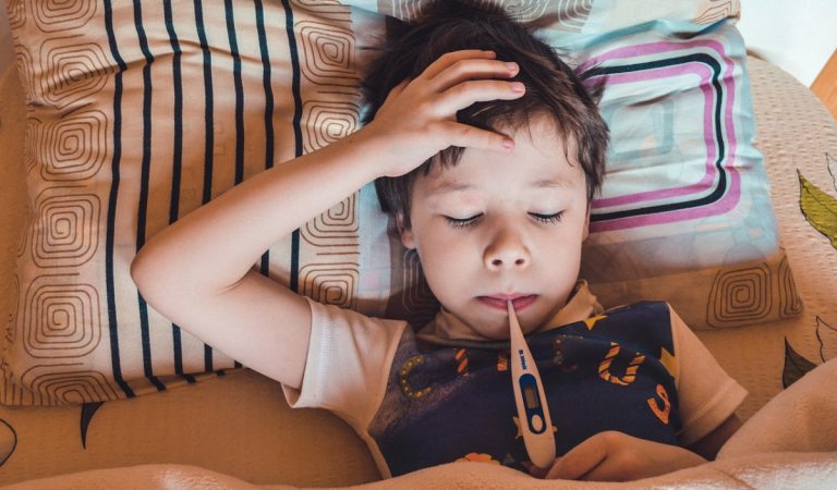 6 Cara Jitu Turunkan Demam pada Anak, Jangan Langsung Minum Obat!