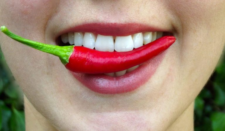 Tips Mengatasi Rasa Pedas di Mulut, Coba 5 Cara Ini!