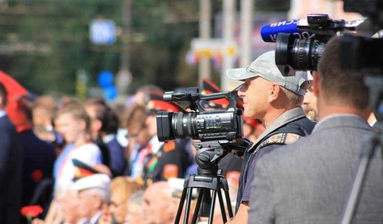 Menyikapi Tantangan: Bagaimana Jurnalis Menghadapi Bias Politik dalam Meliput Isu-Isu Global