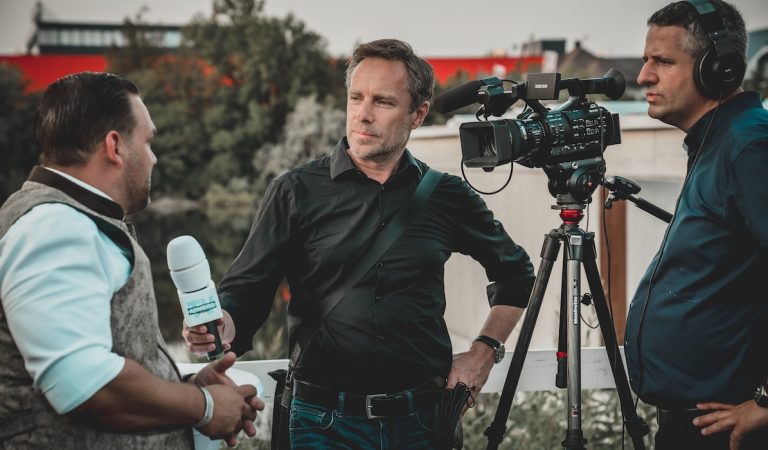 Kekuatan Media dalam Politik: Memahami Dampak dan Tantangan dalam Era Informasi Modern