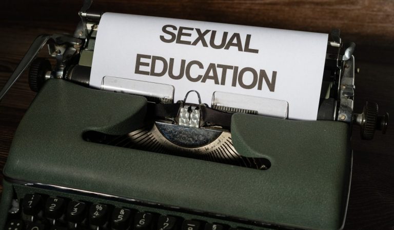 Membuka Mata Orangtua: 7 Alasan Pentingnya Edukasi Seks Sejak Dini