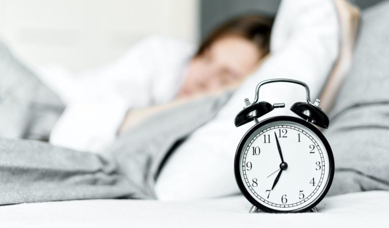 5 Tips Ampuh Menghilangkan Kebiasaan Bangun Siang