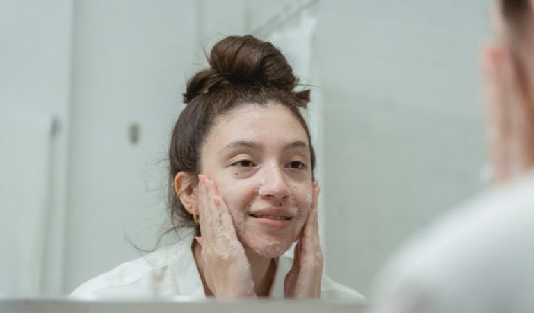 6 Manfaat Double Cleansing untuk Kesehatan Wajah
