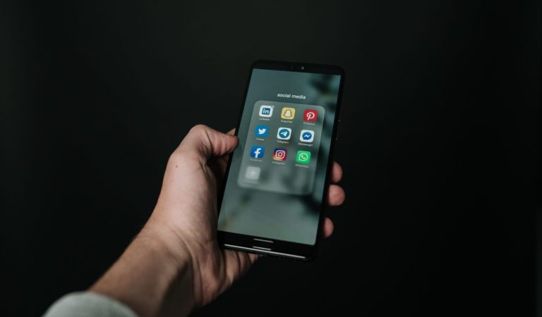 3 Dampak Keseringan Scroll Media Sosial Bagi Kesehatan