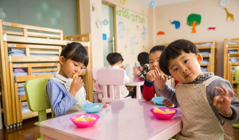 Menitipkan Anak di Daycare, Apakah Keputusan yang Tepat?