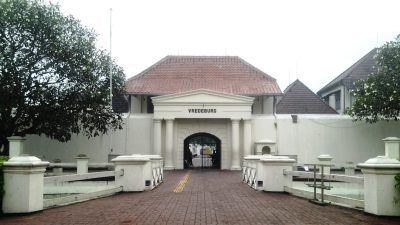 Gerbang depan Museum Vredeburg Yogyakarta e1689229808116