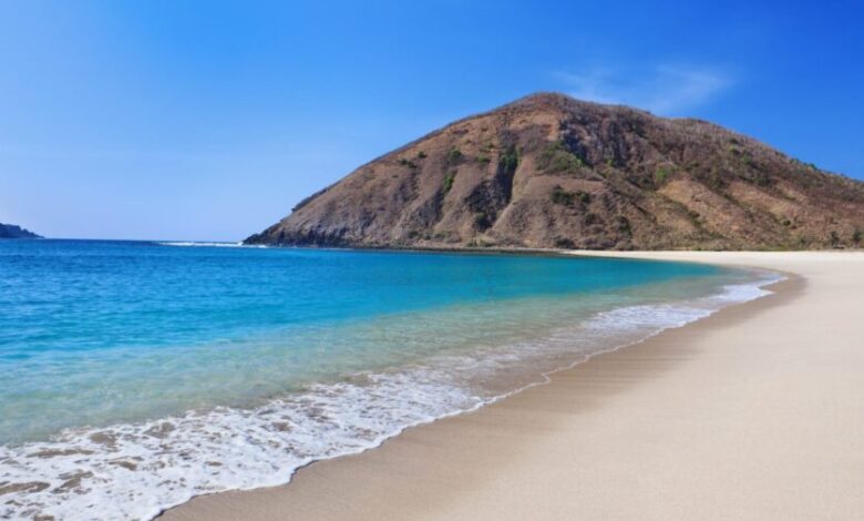 5 Pantai Tersembunyi di Lombok, Tetap Cantik Walaupun Sunyi 10 pantai mawun scaled e1734409770494