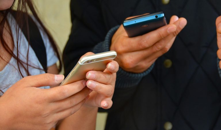 Tips Mengatasi Anak yang Kecanduan Handphone, Lakukan 4 Langkah Mudah Ini