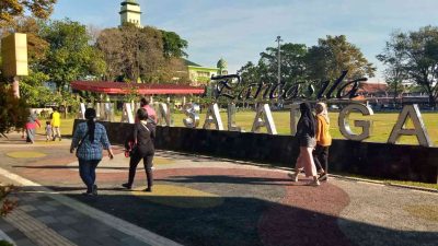 alun alun 62f06a42a51c6f48ed6a45d2
