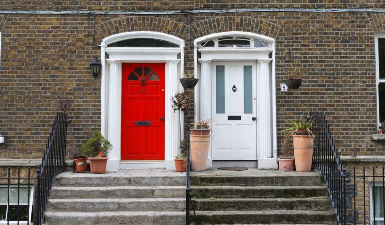 3 Perbedaan Pintu Kayu Dengan Pintu PVC