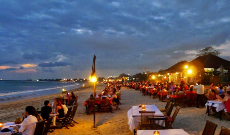 Destinasi Wisata Pantai Jimbaran Bali, Menikmati Seafood sambil Melihat Keindahan Sunset