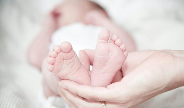 5 Hal yang Sering Dilupakan ketika Menjenguk Bayi Baru Lahir