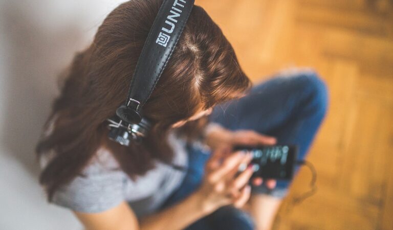 3 Dampak Negatif Mendengarkan Lagu Galau, Jangan Berlebihan