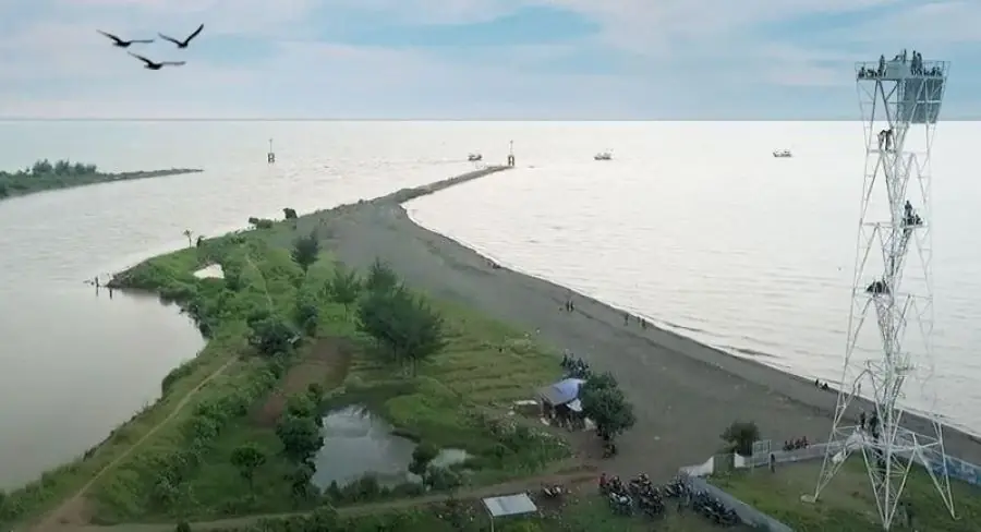 7 Wisata Pantai di Semarang, Eksotis dan Romantis! 2 Wisata Pantai Moro