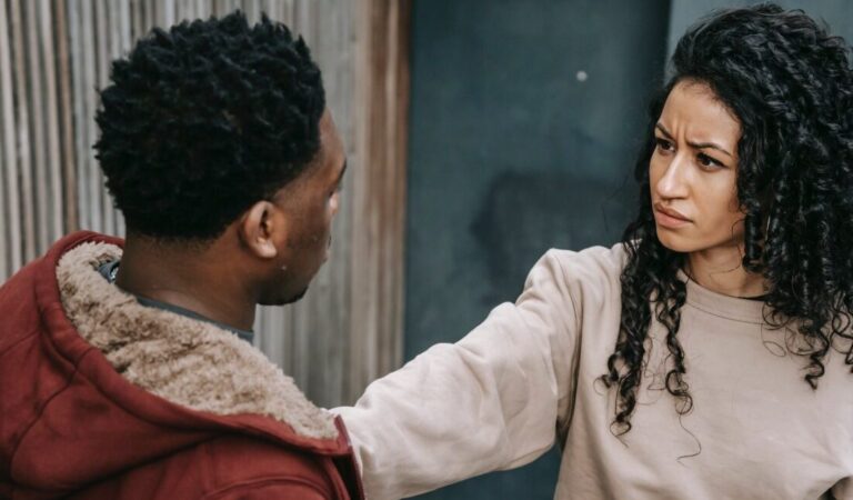 Sadari Sebelum Terlambat, Ini 6 Tanda Dia Bukan Pasangan yang Tepat Untukmu