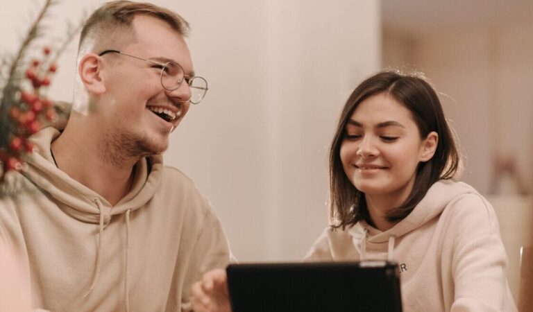 6 Tanda Wanita Cari Perhatian Kamu. Yuk Peka!