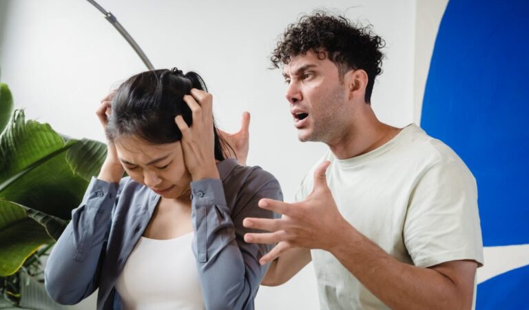 5 Cara Mengatasi Pasangan yang Verbal Abuse. Jangan Didiamkan!