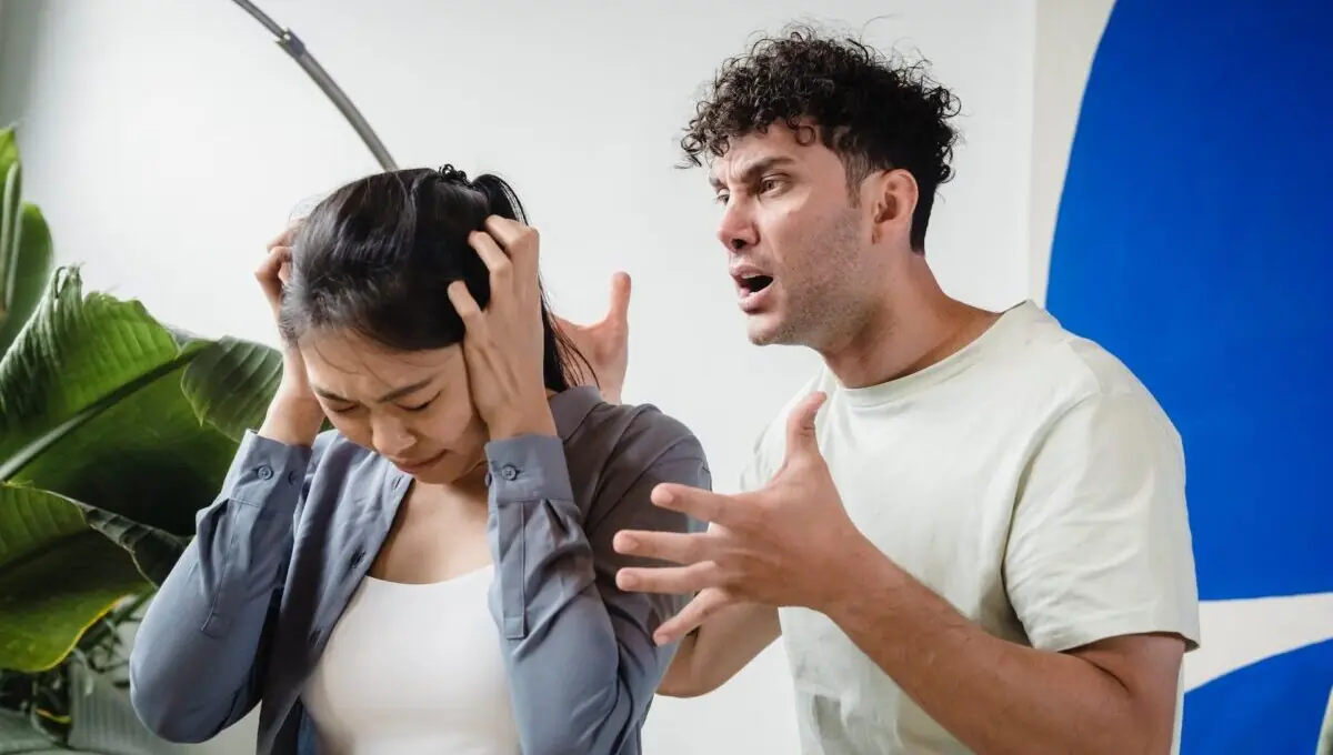 5 Cara Mengatasi Pasangan yang Verbal Abuse. Jangan Didiamkan! 1 pexels timur weber 8560347 e1704413542469