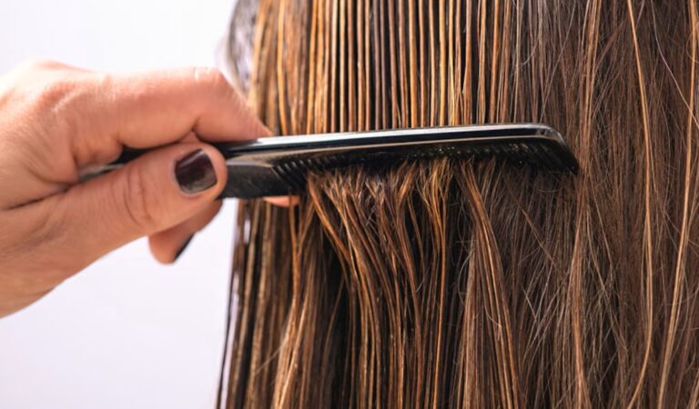 Biar Nggak Rontok, Ini 5 Cara Menyisir Rambut yang Benar!
