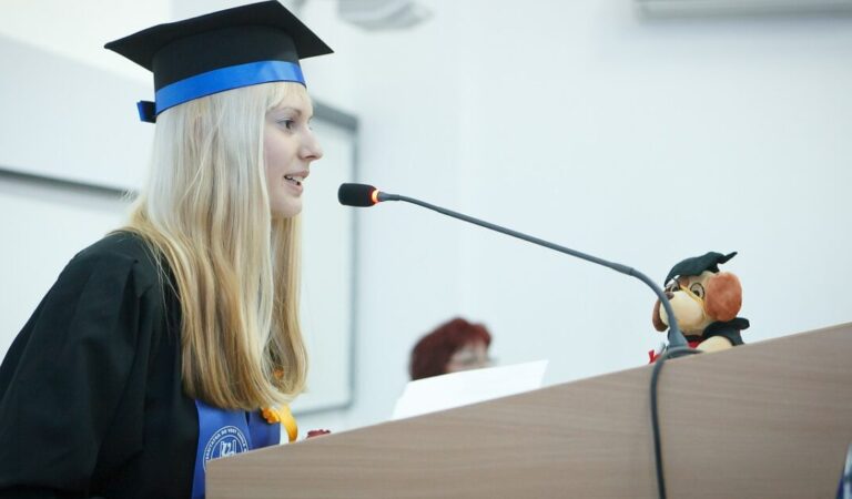 Praktekkan Ini! 5 Cara Mengatasi Gugup Saat Berbicara di Depan Umum