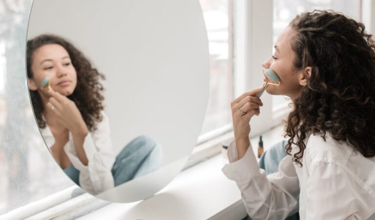 7 Manfaat Baik Gua Sha untuk Wajah, Wajib Coba!