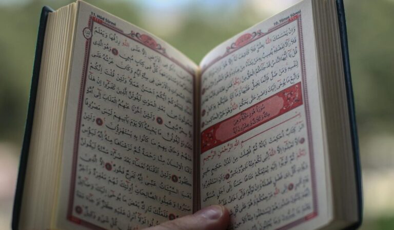 Wajib Tahu! 7 Trik Jitu Khatam Al-Qur’an Selama Ramadan