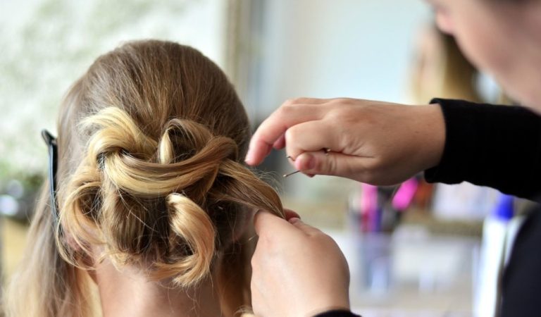 6 Tips Ampuh Mengatasi Rambut yang Berdiri, Agar Tertata Rapi dan Indah
