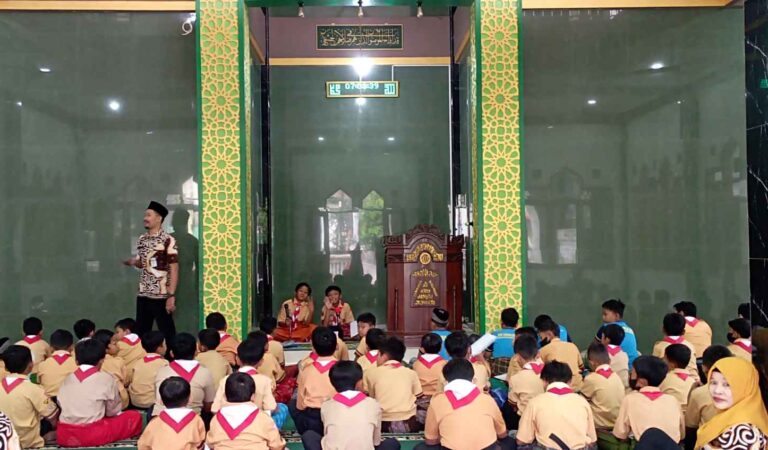 Wajib Ditiru, Intip Kegiatan Kerohanian SDN Sidorejo Lor 02 Kembangkan Karakter dan Spiritual