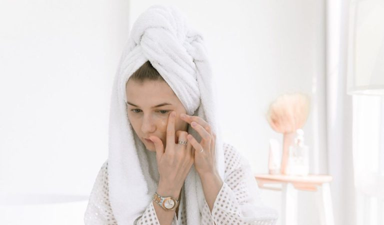 Bukan Cuma Dehidrasi, Ini 7 Penyebab Kulit Kering yang Wajib Kamu Tahu