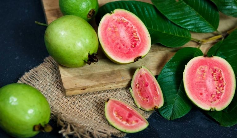 7 Manfaat Buah dan Daun Jambu Biji untuk Kesehatan dan Kecantikan Alami