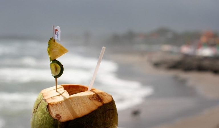 6 Manfaat Air Kelapa Muda Bagi Tubuh, Bisa Meningkatkan Gairah Seks Pria!