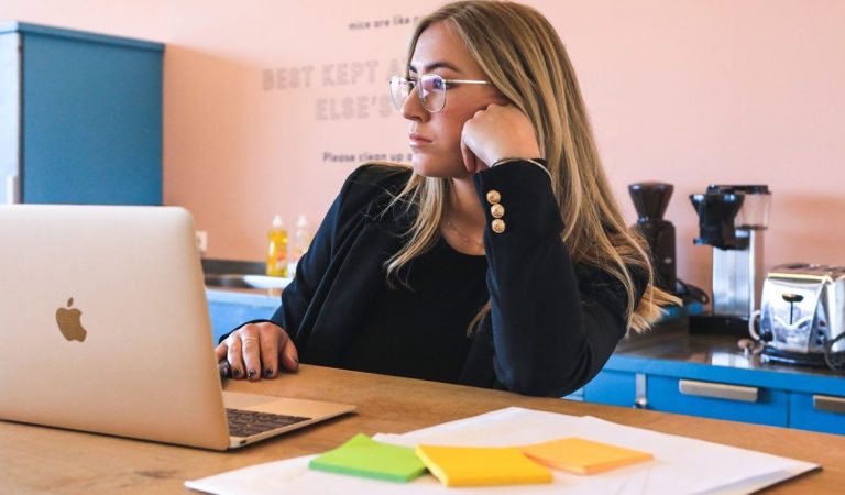 Fenomena Jam Koma di Kalangan Gen Z, Saat Tubuh Lelah Tapi Otak Masih Aktif