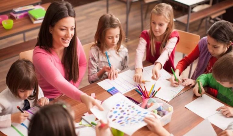 7 Tips Menjadi Guru Kreatif dan Inovatif, Belajar di Kelas Jadi Menyenangkan!