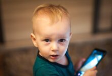 Ilustasi anak bermain HP e1740535087184