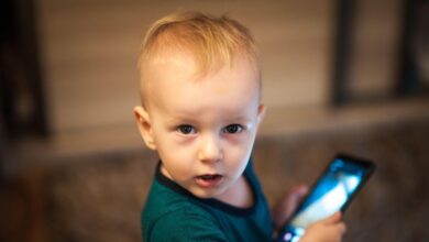 Ilustasi anak bermain HP e1740535087184