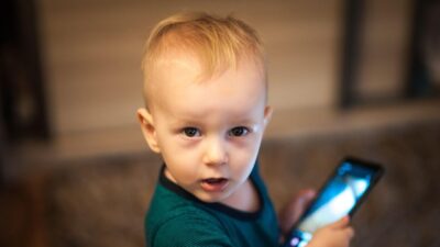 Ilustasi anak bermain HP e1740535087184