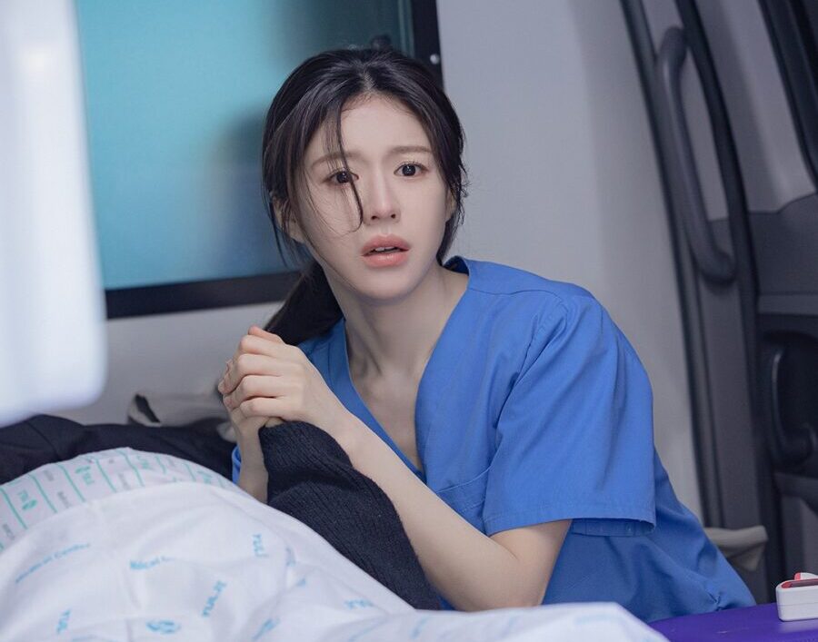 5 Alasan Untuk Menonton Drama Terbaru Go Youn Jung, Resident Playbook 2 Go Youn Jung Resident Playbook e1744637358759