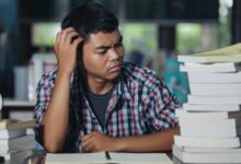 Bagaimana Stratifikasi Sosial Memengaruhi Nilai Pendidikan Masyarakat? 2 educational conept tired student library e1745997282704