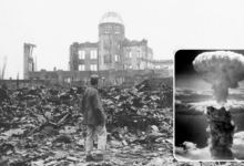 Foto koresponden perang Sekutu berdiri di reruntuhan Hiroshima